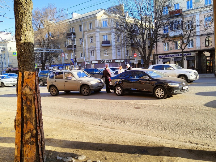Из-за аварии на Плехановской собралась большая пробка в центре Воронежа