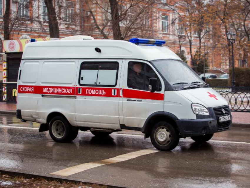 Сбитого пешехода переехала машина в Воронеже, но он выжил