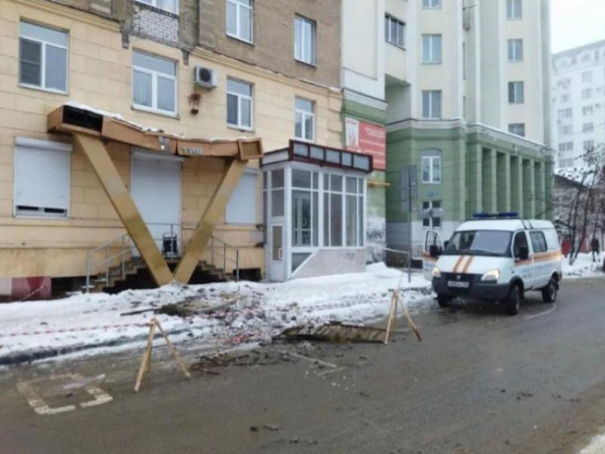 После обрушившихся двух балконов в центре Воронежа завели уголовное дело 