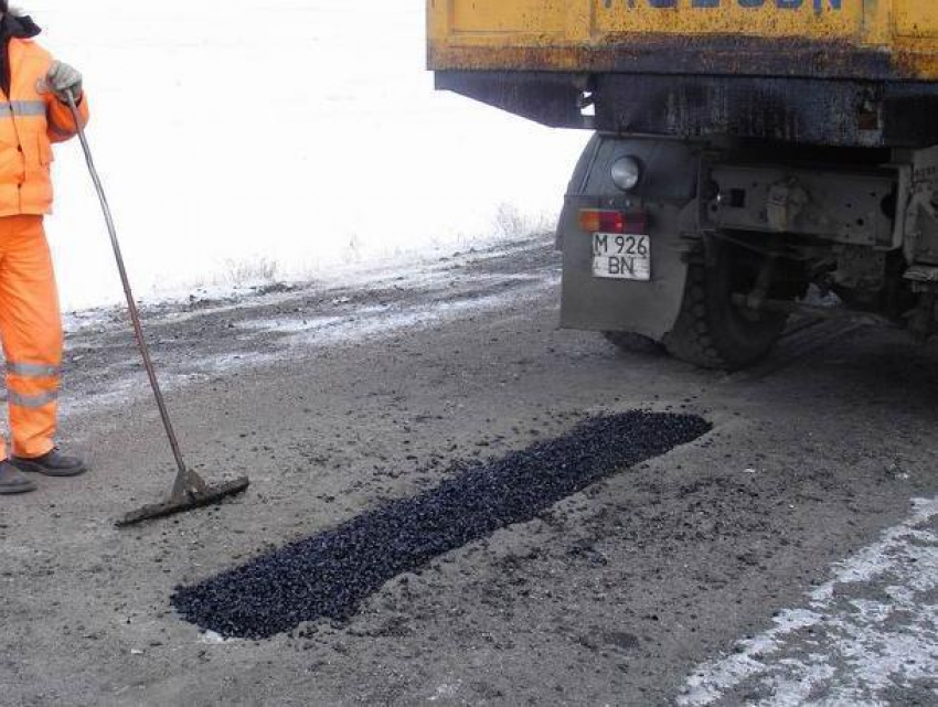 Воронежские дорожники зимой будут латать дыры особой горячей смесью