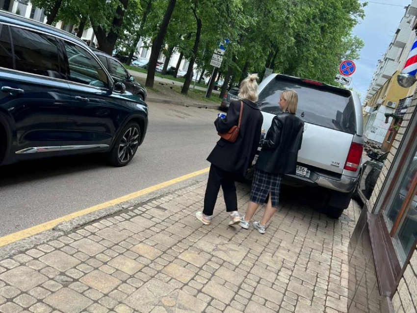 Сверхнаглость около барбершопа запечатлел житель Воронежа