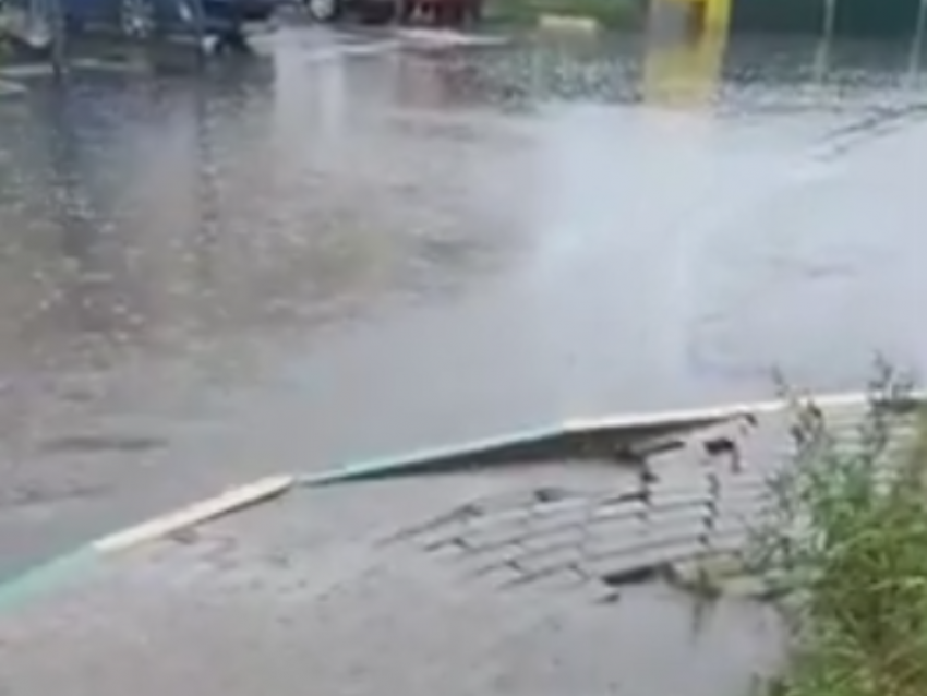 Мокрый апокалипсис захватил двор в Воронеже 