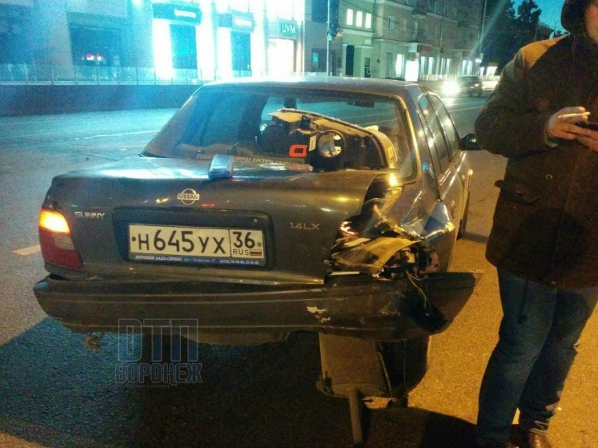 BMW X5 разворотил Nissan в центре Воронежа и скрылся с места ДТП