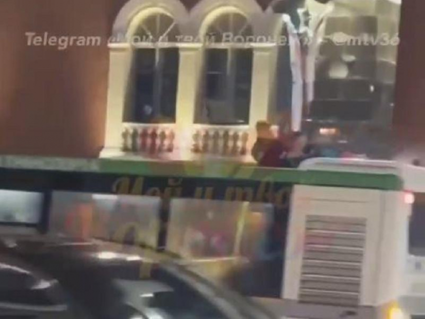 Парни залезли на крышу автобуса и запустили салют в центре Воронежа 