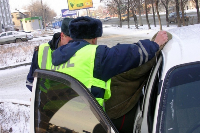 В Воронеже двух инспекторов ДПС подозревают в вымогательстве взятки