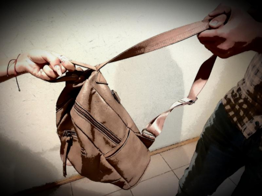 Воронежец самостоятельно схватил грабителя, утащившего ноутбук и два рюкзака из его квартиры
