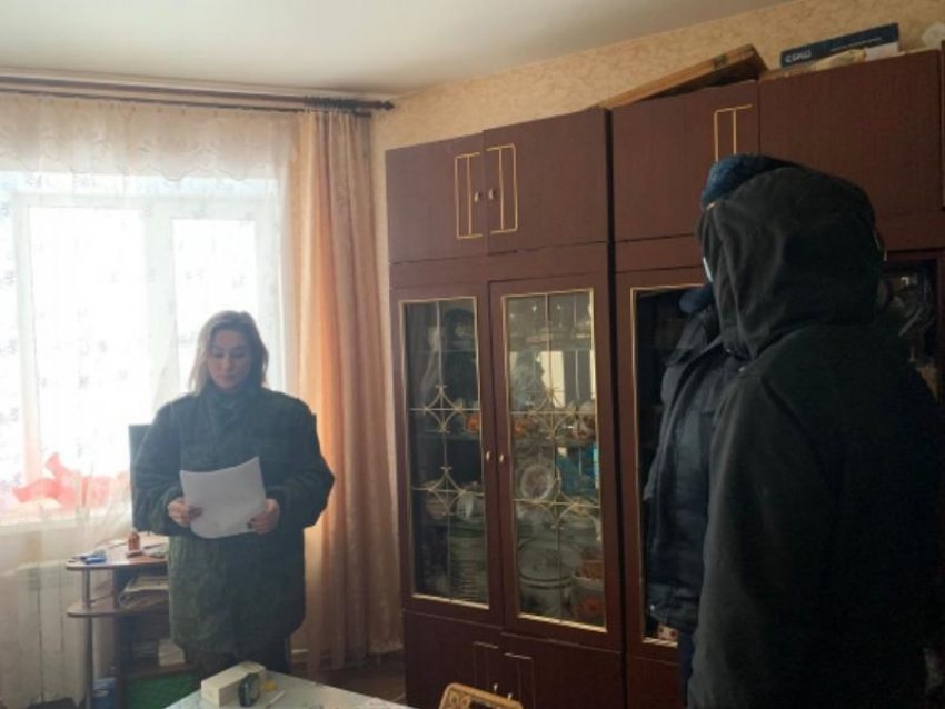 Следователи раскрыли загадочное дело с трупом на лестничной клетке под Воронежем