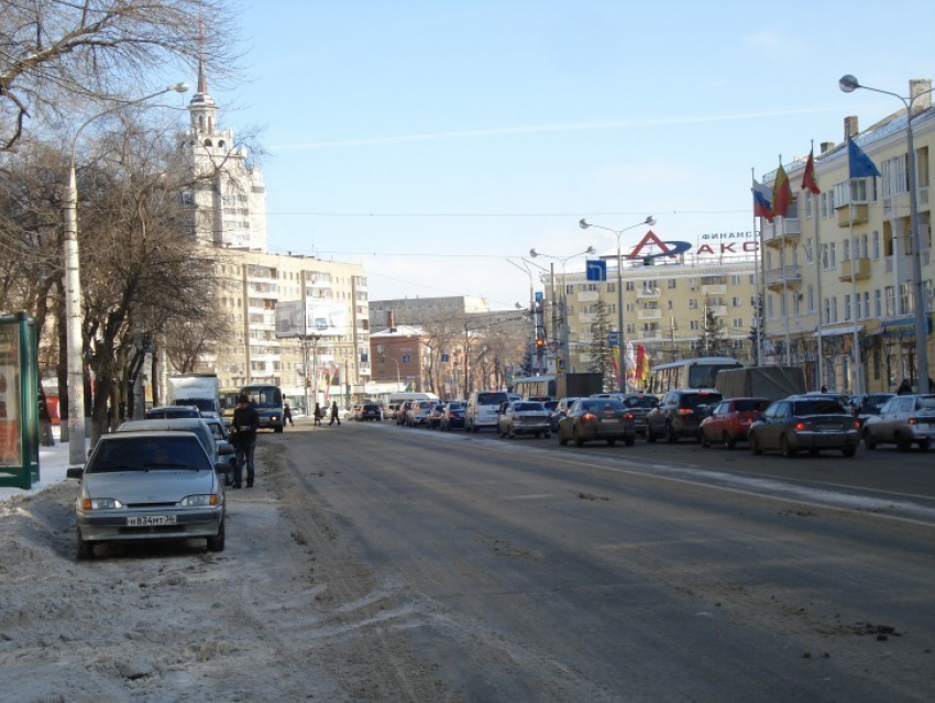 В Воронеже на уборку выпавшего снега вышло больше сотни единиц техники