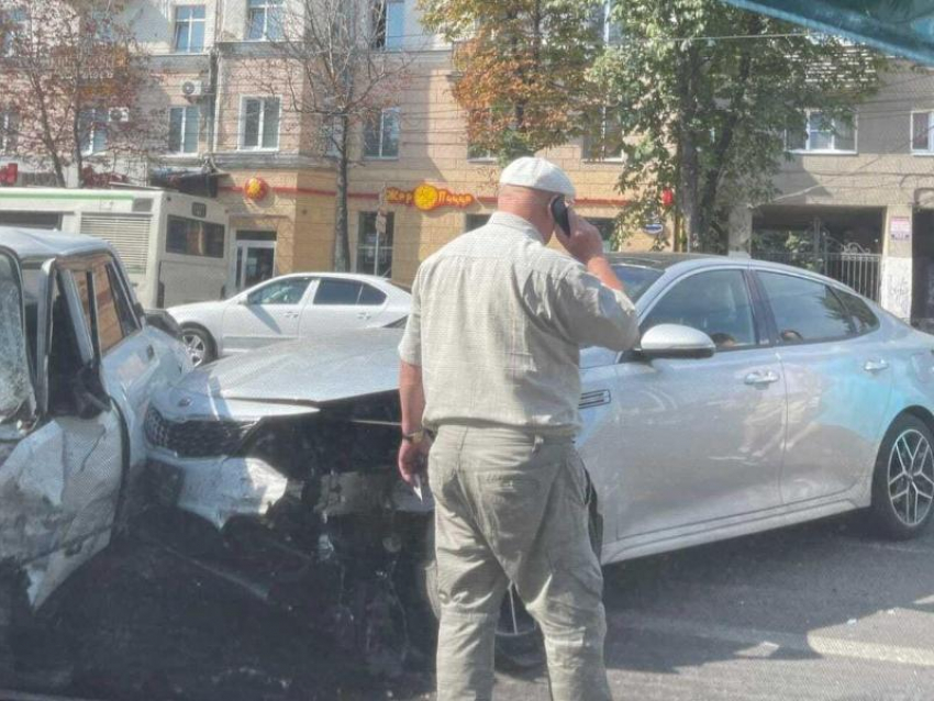 Четыре машины столкнулись на Заставе в Воронеже 