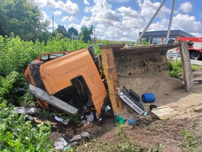 Последствия смертельной аварии с грузовиком показали на фото в Воронежской области