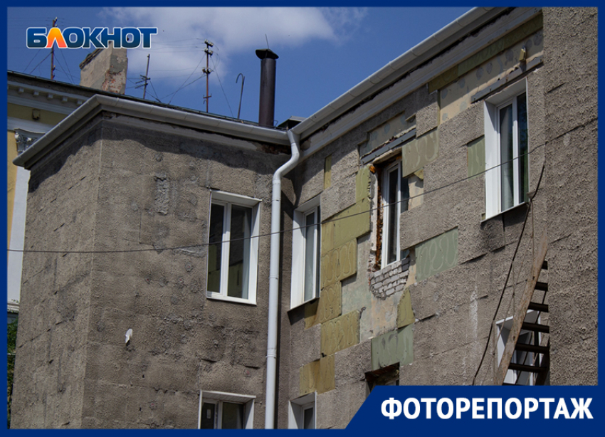 Отвалившийся фасад, разрисованные рамы: как сейчас выглядит воронежский дом, в котором гостила Ахматова