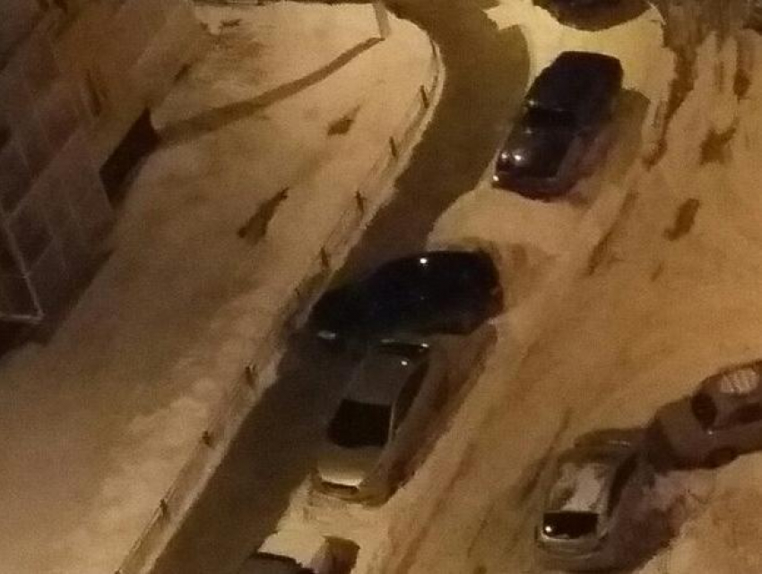 Жителей воронежского ЖК возмутила хамская парковка автомобиля