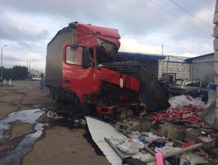 На воронежской трассе водитель фуры вылетел на встречку и разнес автосервис с тремя автомобилями внутри