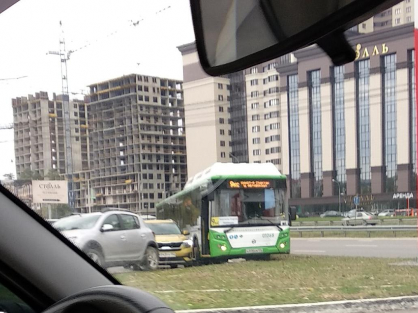 Стало известно, как автобус оказался на газоне в Воронеже