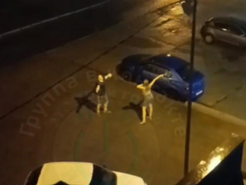 Как в романтических фильмах: любовь под дождем попала на видео в Воронеже