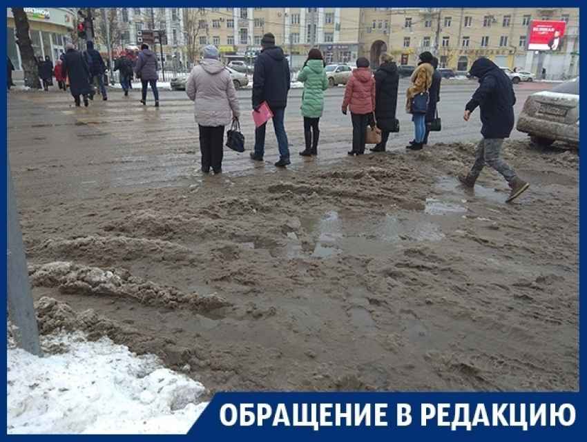 Пешеходы тонут в снежной каше на «зебре» в центре Воронежа