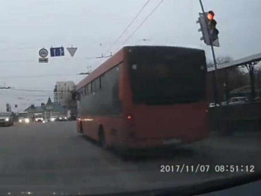 Опасное нарушение воронежского маршрутчика попало на видео