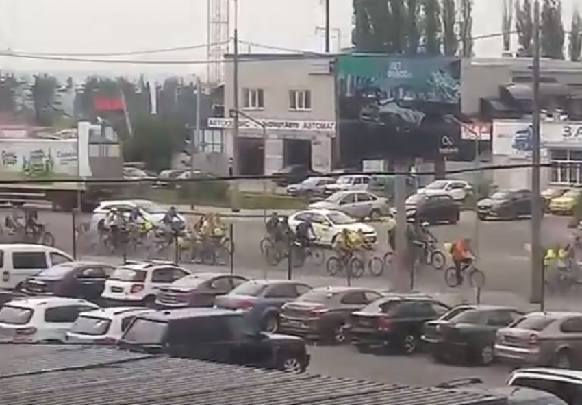 Проезд тысячи велосипедистов по окружной создал проблемы в Воронеже 