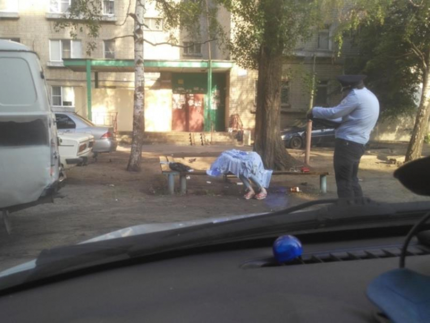 Загадочный труп женщины нашли во дворе дома в Воронеже