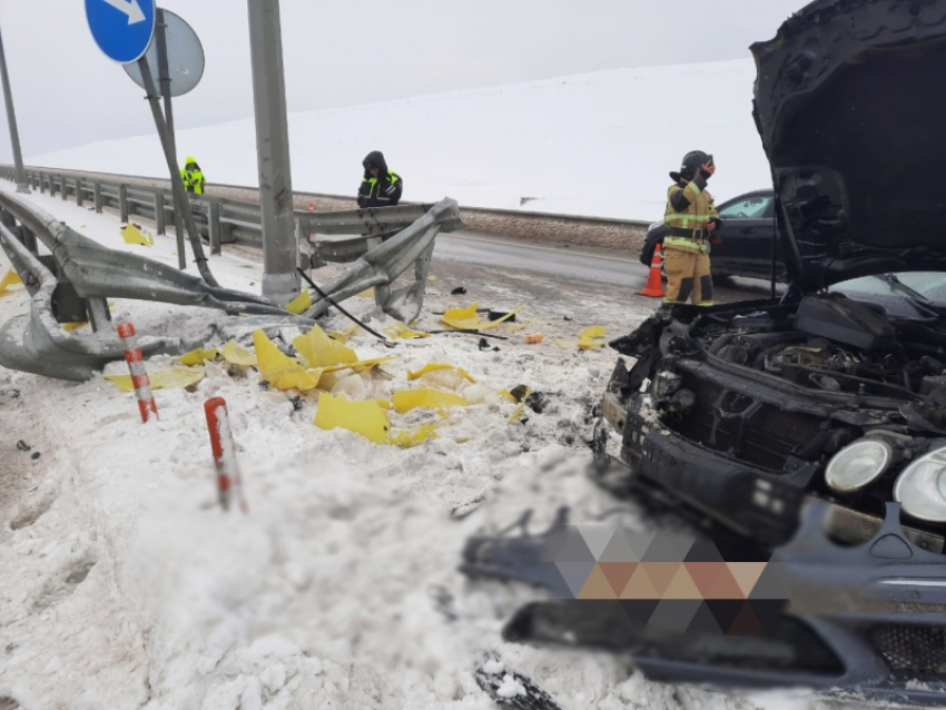 Женщина погибла при столкновении Mercedes с оградой на воронежской трассе