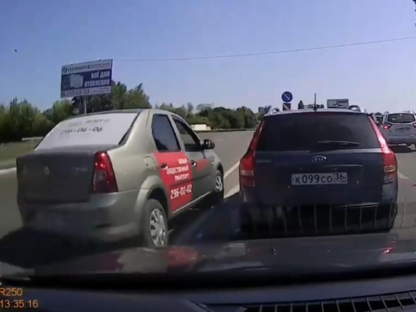 Таксиста сдали в ГИБДД после лихого заезда в Воронеже