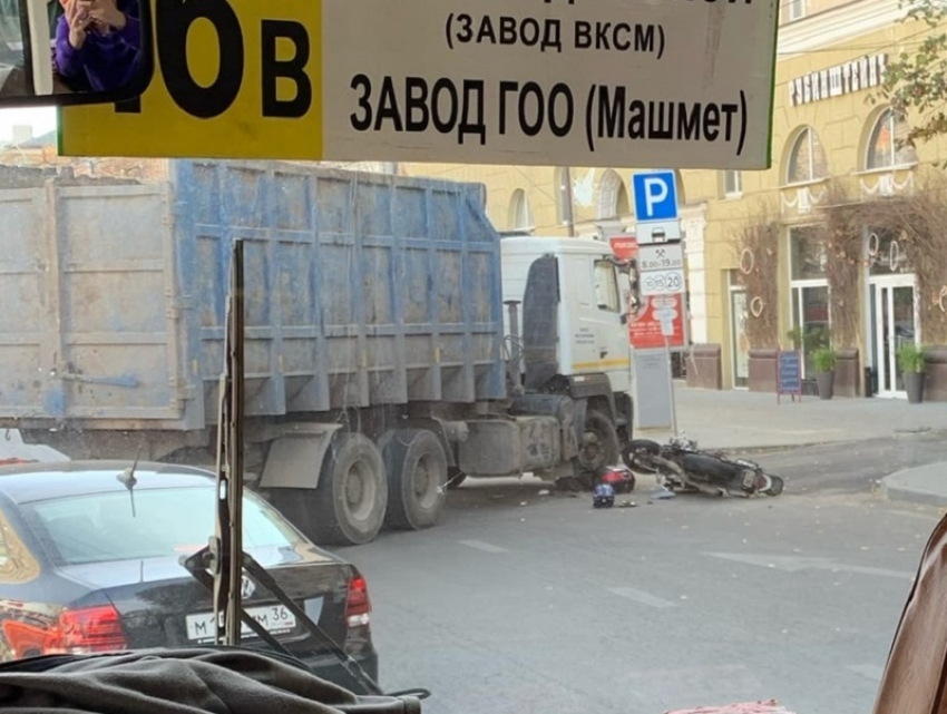 Мотоциклист пострадал в ДТП с грузовиком в центре Воронежа