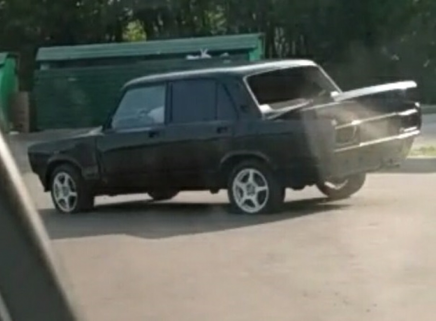 ВАЗ разнес припаркованный Volkswagen и скрылся с места аварии в Воронеже