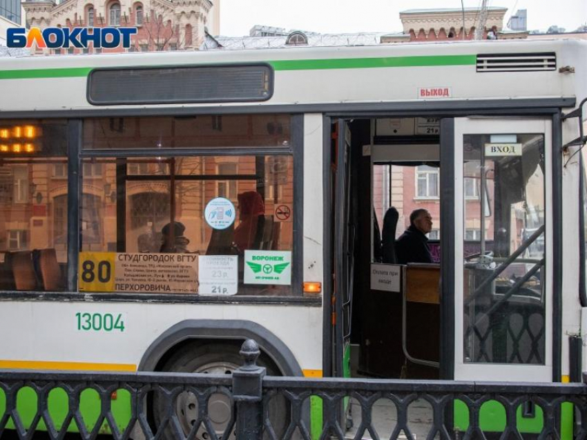 «Битком набитые»: чиновники прокомментировали переполненные автобусы в Воронеже 