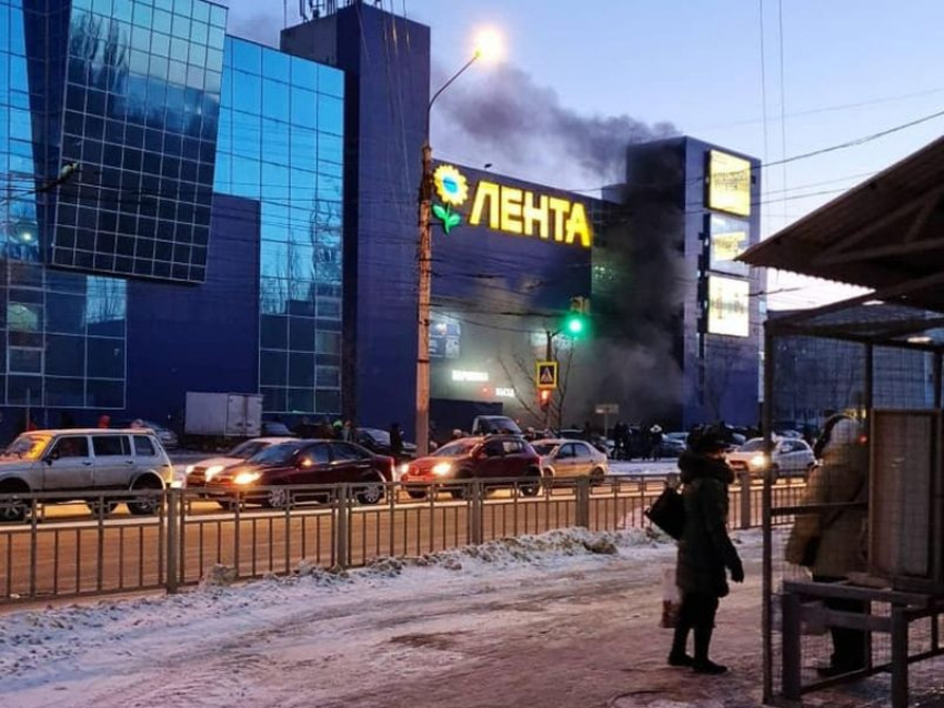 «Лента» и МФЦ закрылись из-за пожара в Воронеже