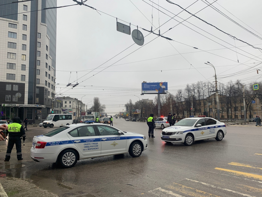 Пробки образовались в центре Воронежа из-за несанкционированной акции сторонников Навального 