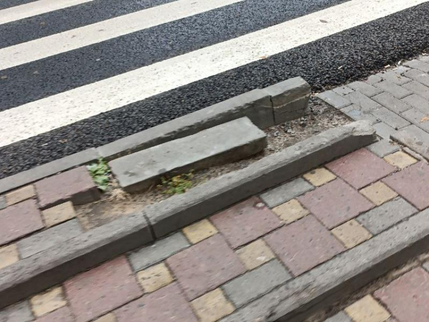 Разбитые ступеньки и упавший знак: где в Воронеже не все гладко