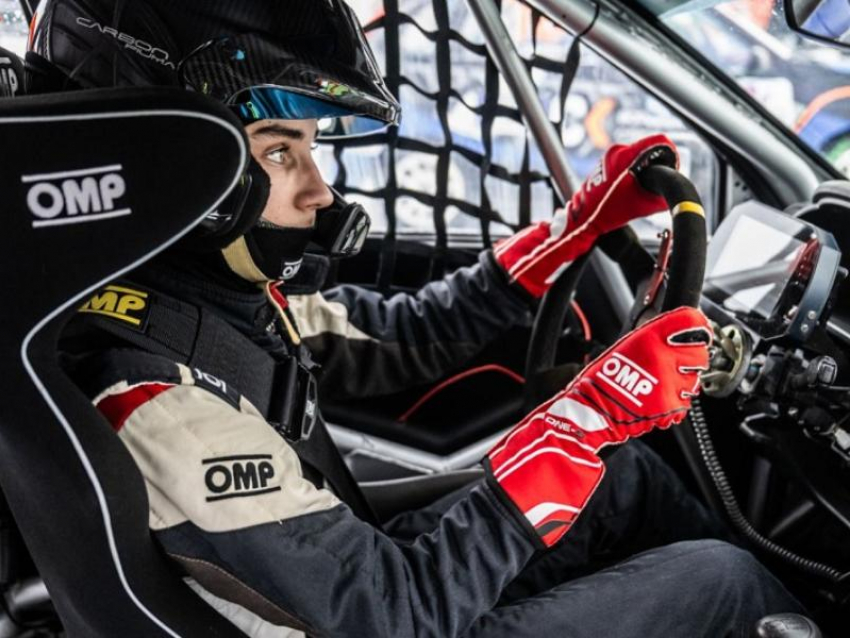 Воронежский гонщик Матвей Чернов победил на своих дебютных ледовых гонках в Казани