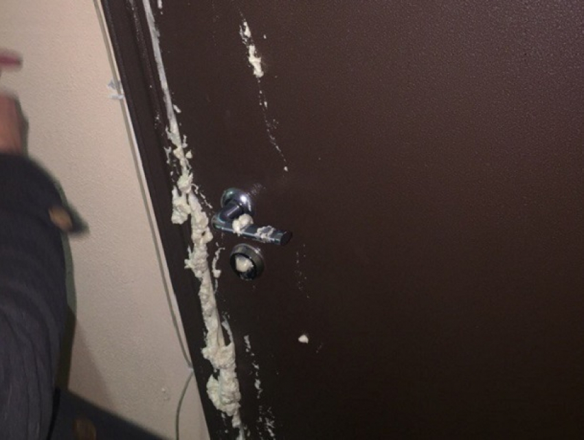 В Воронеже мужчина срезал замки и залил монтажной пеной дверь соседям 