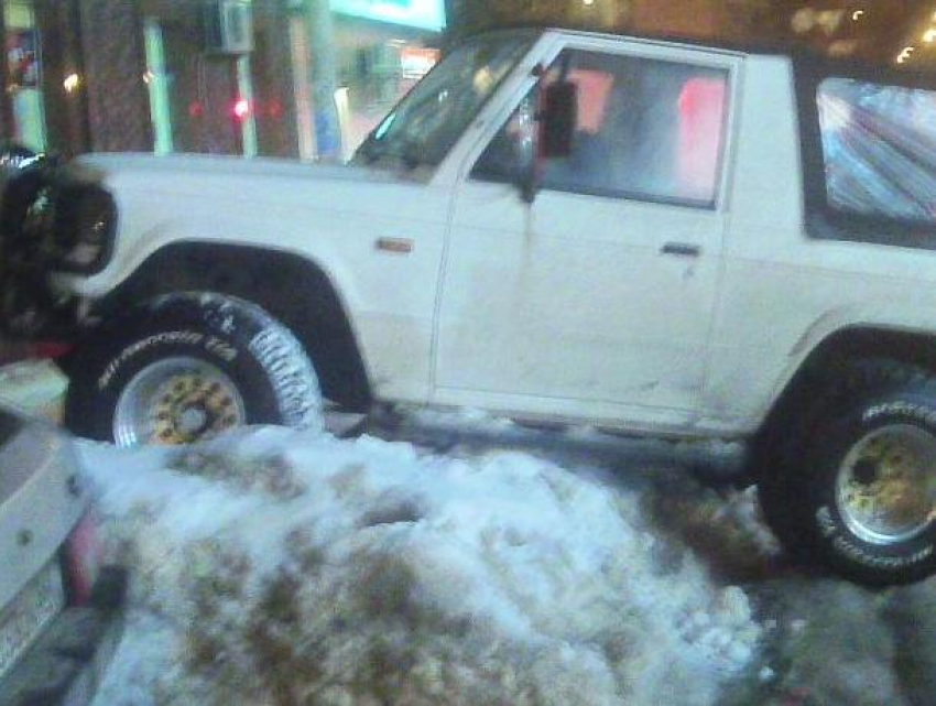 Воронежцы не могли выбраться из оседлавшего сугроб внедорожника