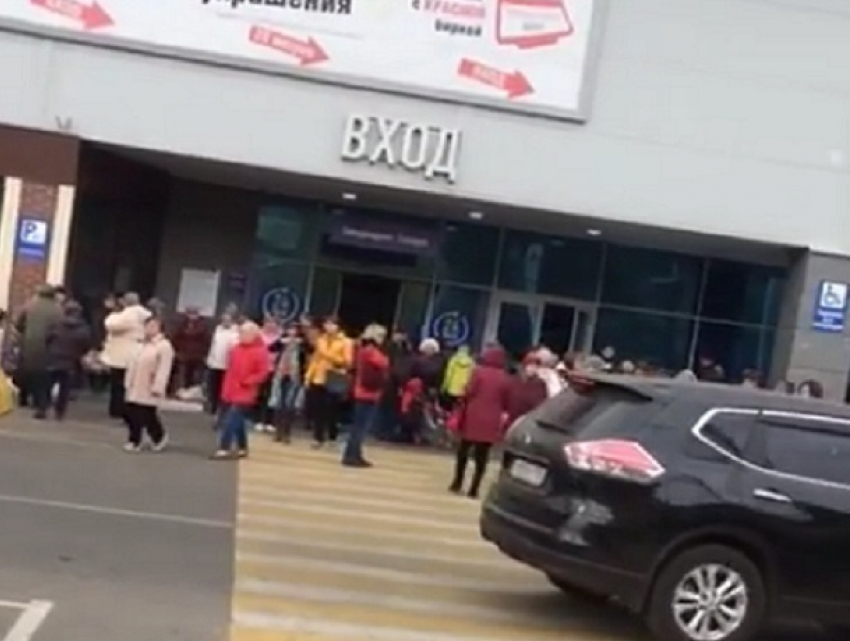 Эвакуация посетителей ТЦ в Воронеже попала на видео