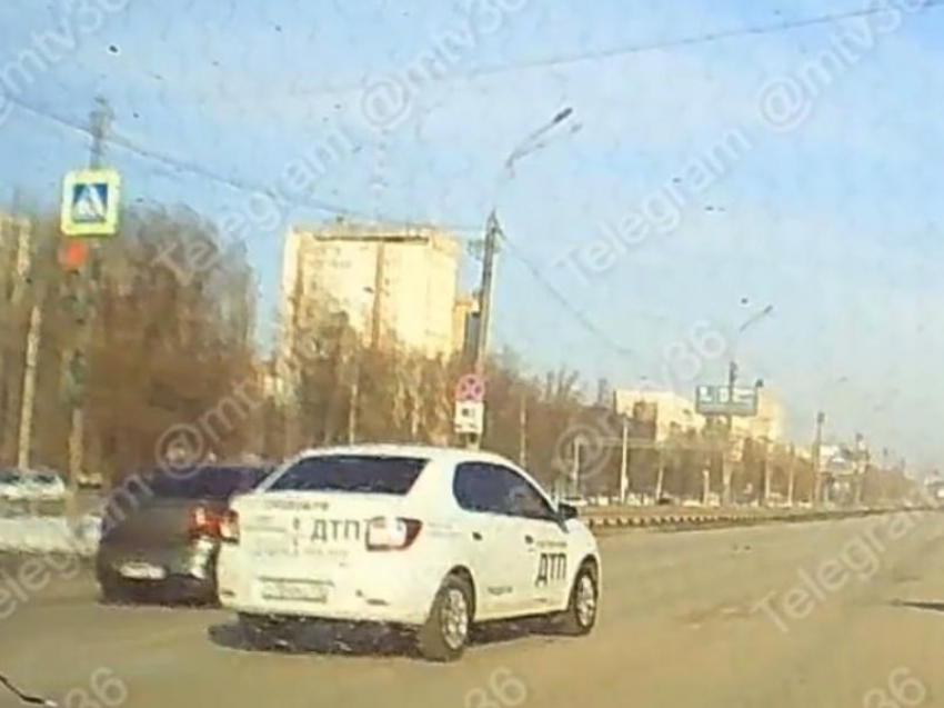 Опасный поступок двух аваркомов возмутил воронежских автомобилистов