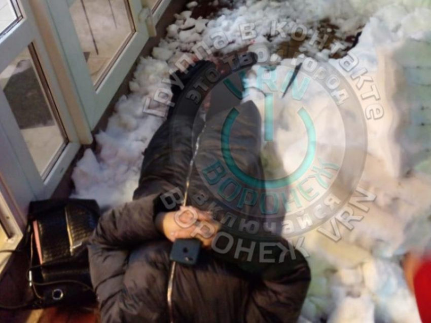 Ноги просто раздробило: большая глыба льда упала на женщину в Воронеже