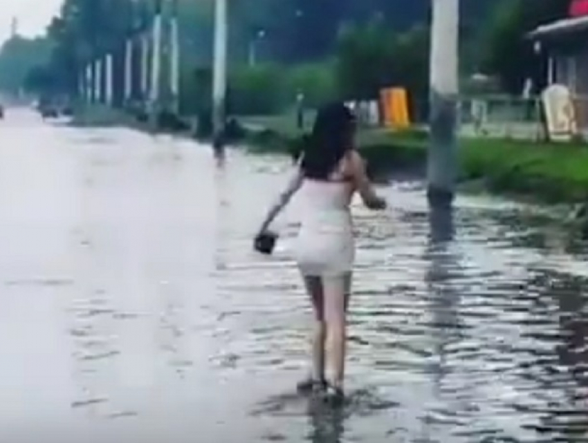 Бегающую по лужам девушку в коротком платье сняли в Воронеже 