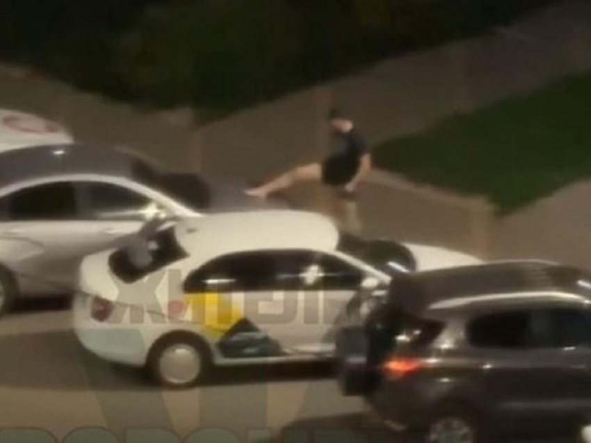 «Вызывайте полицию!»: громящего машины неадекватного мужчину сняли на видео в Воронеже