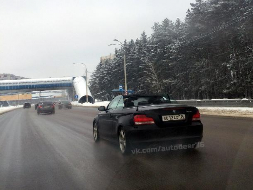 Кабриолет BMW на зимней дороге удивил воронежцев 