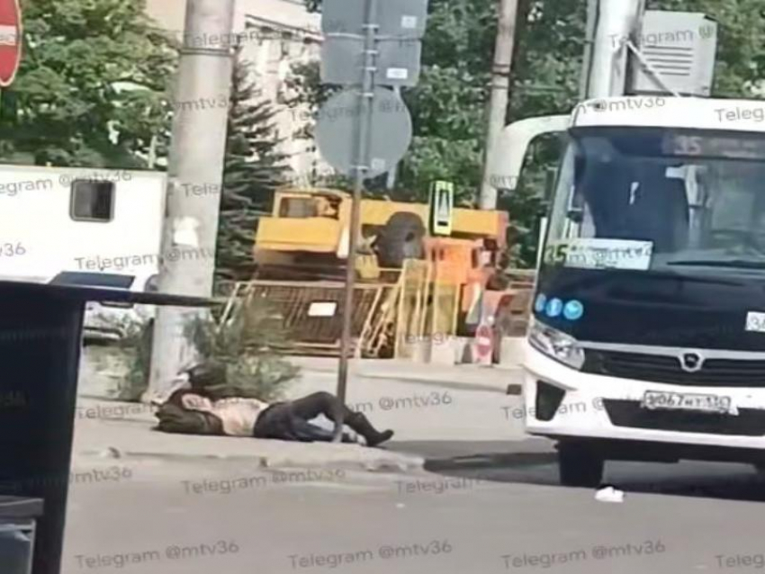 Глухонемого старика выбросил на тротуар водитель автобуса в Воронеже