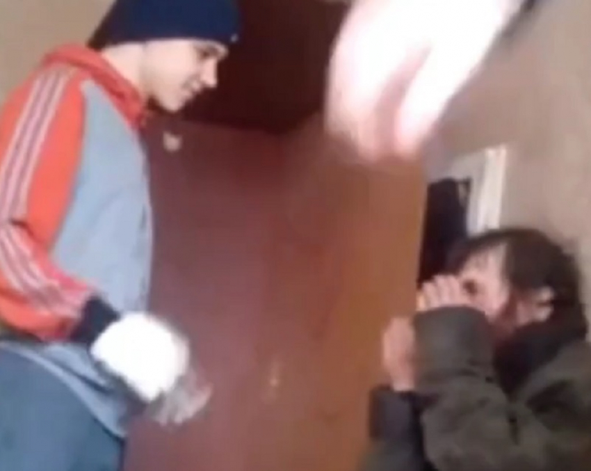 Ужасающее избиение бездомного подростками сняли в Воронеже 