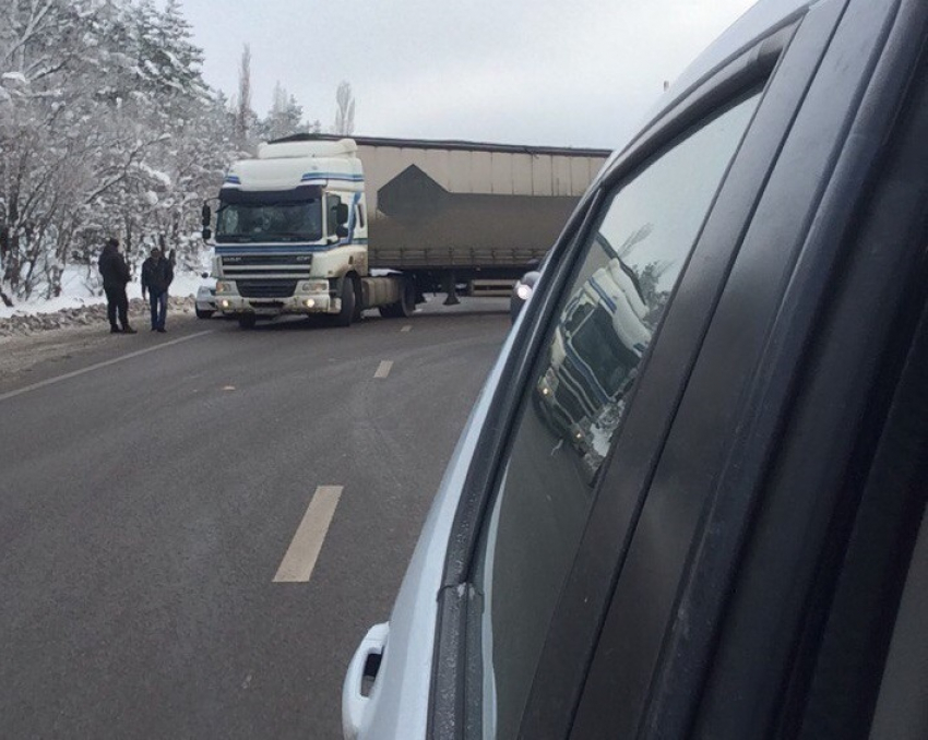 Перекрывшая дорогу фура спровоцировала многокилометровую пробку в Воронеже 