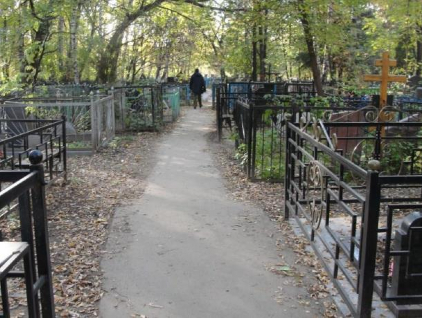 Названы вещи, которые забывают на кладбище в Воронеже