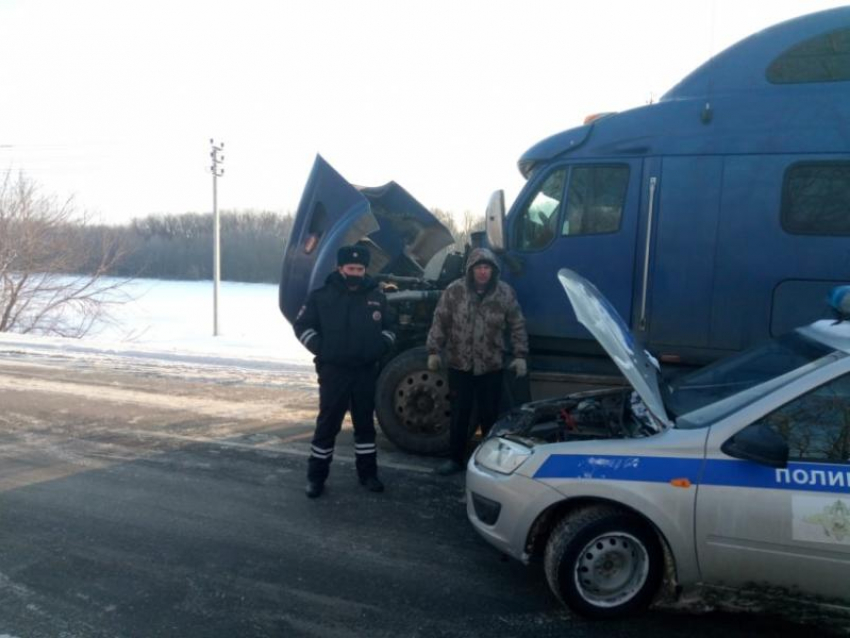 Воронежская полиция вызволила дальнобойщика из тяжелого положения 