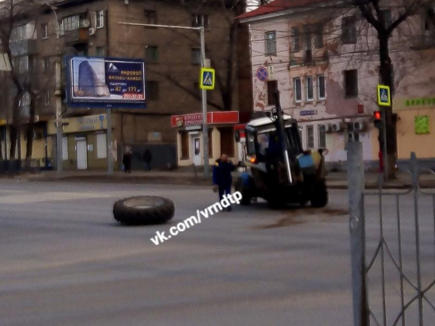 Трактор потерял колесо на перекрестке в Воронеже