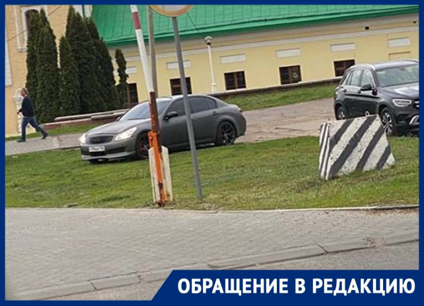 Хамская парковка под окнами церкви возмутила жителей Воронежа