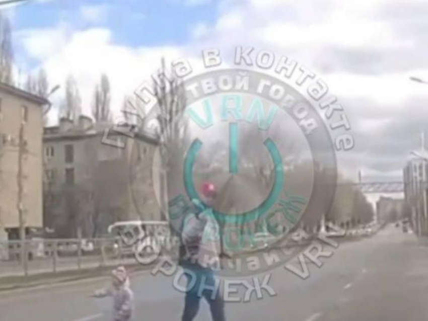 "Дебил, какой кошмар", - поведение горе-отца возмутил воронежцев