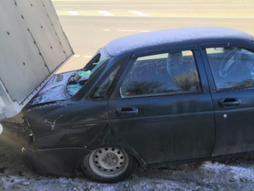 Грузовик протаранил Lada и Toyota на парковке в Воронеже 