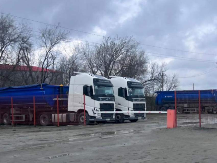 Воронежца зажало между двумя грузовиками на автостоянке  